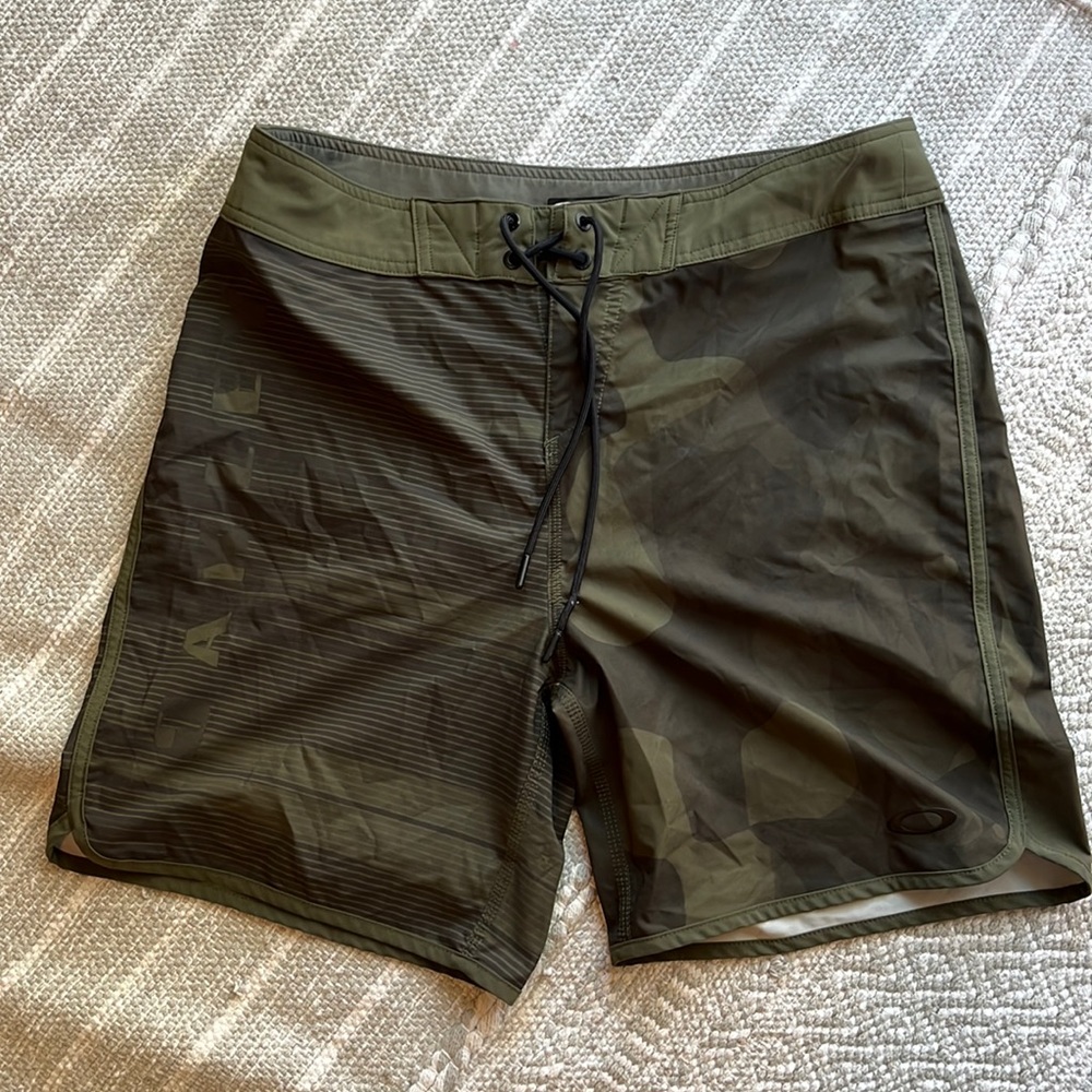 Oakley board shorts men’s sz 32